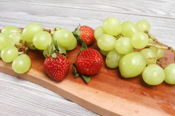 Fresh Green Grapes Strawberries Wooden Plate — Stock Photo, Image