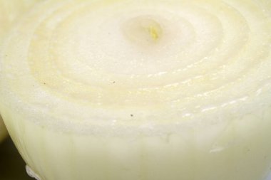 Masada dilimlenmiş soğan.