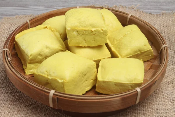 Żółte Tofu Izolowane Talerzu — Zdjęcie stockowe