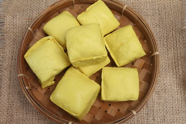 Sárga Tofu Izolált Tányéron — Stock Fotó