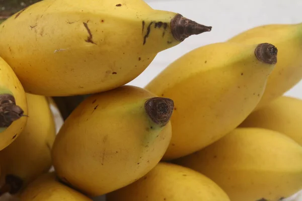 成熟的香蕉放在桌上 — 图库照片