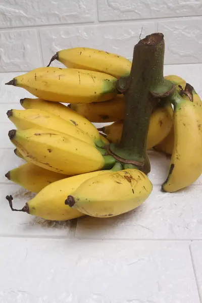 Ώριμες Μπανάνες Στο Τραπέζι — Φωτογραφία Αρχείου