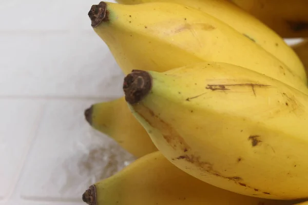 Спелые Бананы Столе — стоковое фото