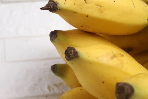 Ώριμες Μπανάνες Στο Τραπέζι — Φωτογραφία Αρχείου