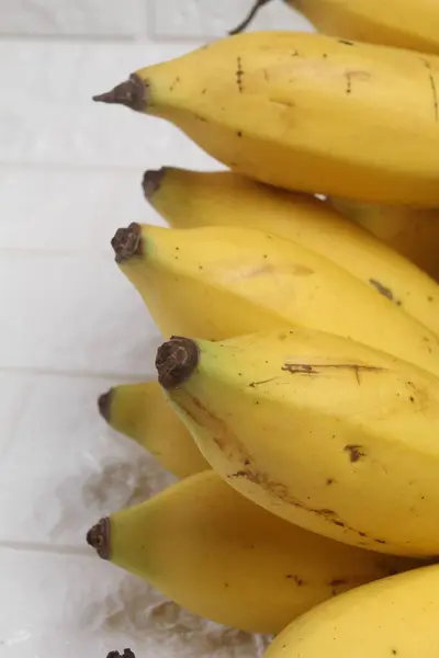 成熟的香蕉放在桌上 — 图库照片