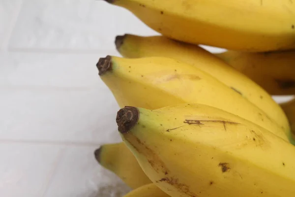 Reife Bananen Auf Dem Tisch — Stockfoto