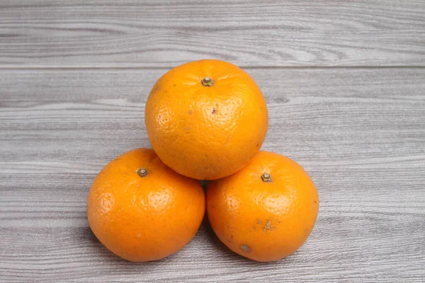 Orangene Früchte Auf Dem Tisch — Stockfoto