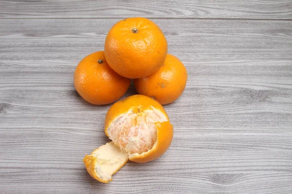 테이블에 오렌지 — 스톡 사진