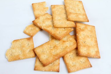 beyaz arkaplanda izole bisküviler