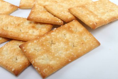 beyaz arkaplanda izole bisküviler