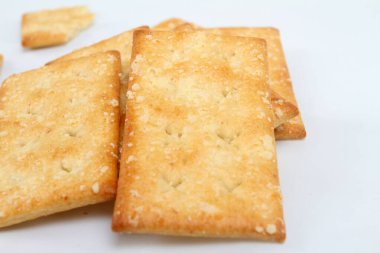 beyaz arkaplanda izole bisküviler