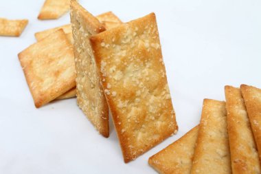 beyaz arkaplanda izole bisküviler