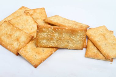 beyaz arkaplanda izole bisküviler