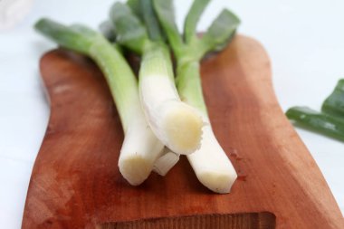 beyaz zemin üzerine pırasa