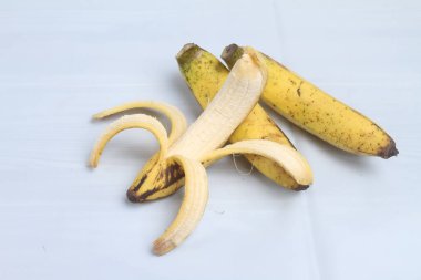 Beyaz arkaplanda izole edilmiş muz