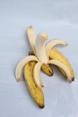 Beyaz arkaplanda izole edilmiş muz