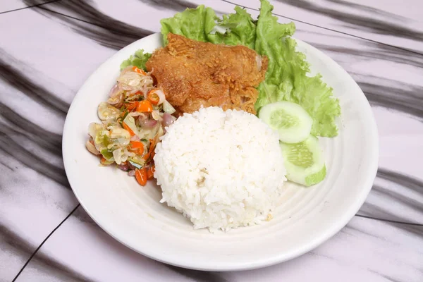 Plate Rice Fried Chicken Vegetable — Stock Photo, Image