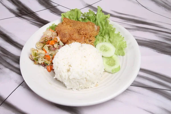 Talíř Rýže Smaženým Kuřetem Zeleninou — Stock fotografie