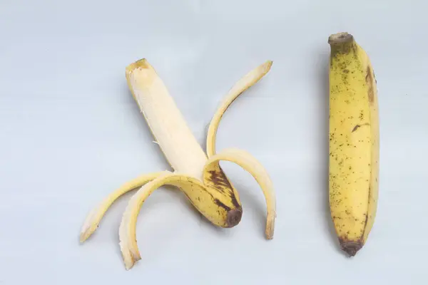 Banana Isolada Sobre Fundo Branco — Fotografia de Stock