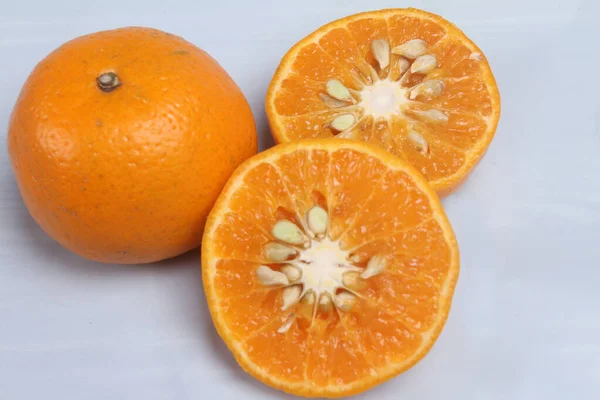 白色背景下孤立的橙子片 — 图库照片