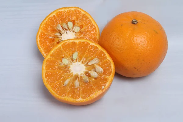 Скибочка Апельсина Ізольована Білому Тлі — стокове фото