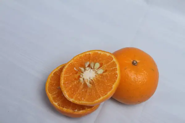 Řez Oranžové Izolované Bílém Pozadí — Stock fotografie