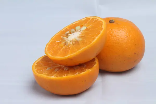 Dilimlenmiş Portakal Beyaz Arkaplanda Izole — Stok fotoğraf