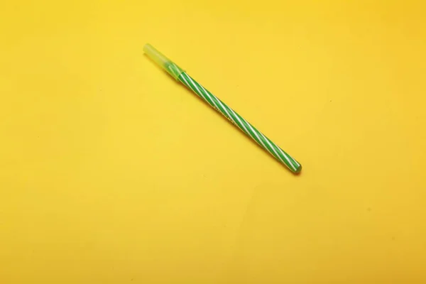黄色の背景に隔離されたペン — ストック写真