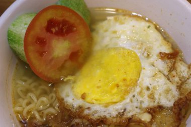 Bir kase yumurtalı erişte.