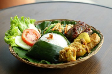 Tavuklu ve sebzeli bir tabak pilav.