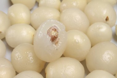 Rambutan meyvesi tabakta