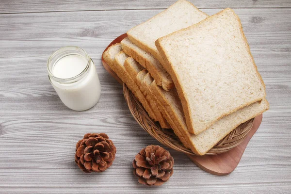 Хлеб Стаканом Молока — стоковое фото