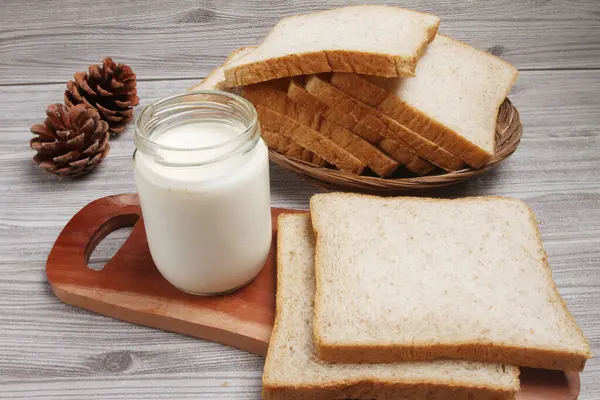 Хлеб Стаканом Молока — стоковое фото
