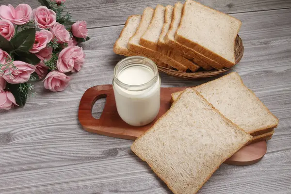 Brot Und Milch Auf Dem Tisch — Stockfoto