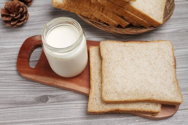 Хлеб Молоко Завтрак Деревянном Столе — стоковое фото