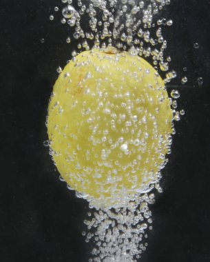 Beyaz yumurtayı siyah arka planda bir bardakta kapat