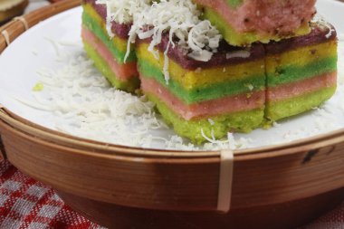 Tabağında rendelenmiş peynir olan gökkuşağı pastası