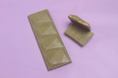 Pembe arka planda naneli çikolata..