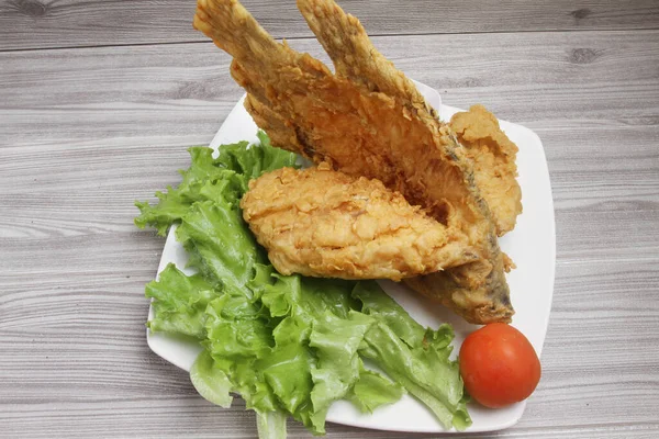 Gebratener Fisch Mit Gemüsesauce Auf Teller — Stockfoto