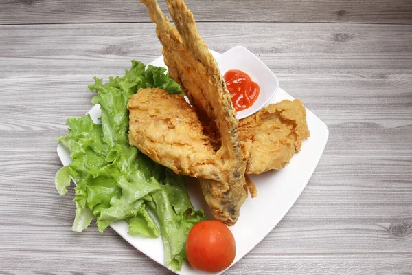 Gebratener Fisch Mit Gemüsesauce Auf Teller — Stockfoto
