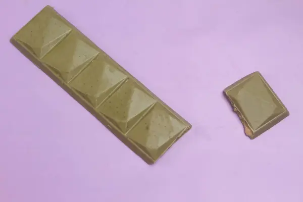 Шоколадная Плитка Мятой Розовом Фоне — стоковое фото