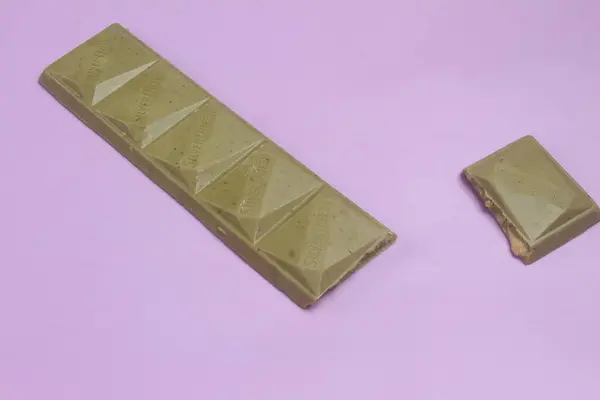 Tavoletta Cioccolato Con Menta Fondo Rosa — Foto Stock