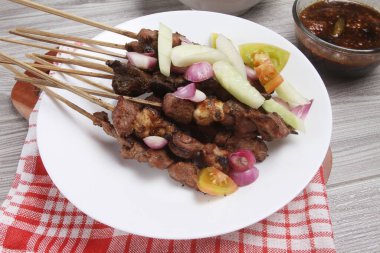 Biftek ve soya sosu tabakta