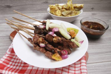 Biftek ve soya sosu tabakta