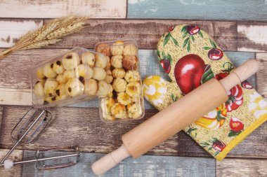 Pişirme arka planı. Hamur ve mutfak aletleri için ahşap masada malzeme pişirmek. en üstteki görünüm.
