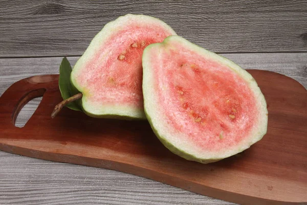 Tahtada olgun guava dilimleri, yaz meyveleri