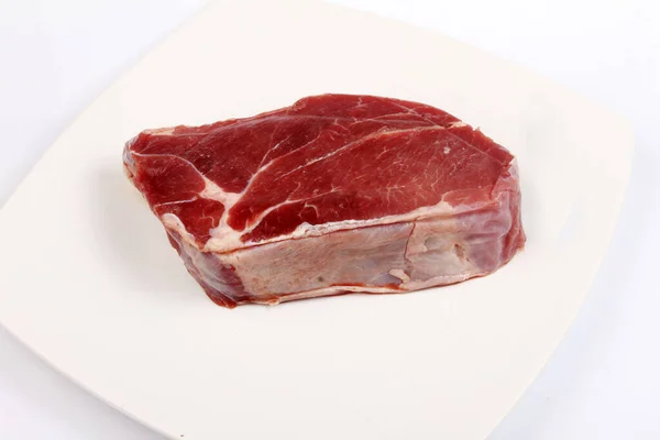 在白色背景上的新鲜牛肉牛排 — 图库照片