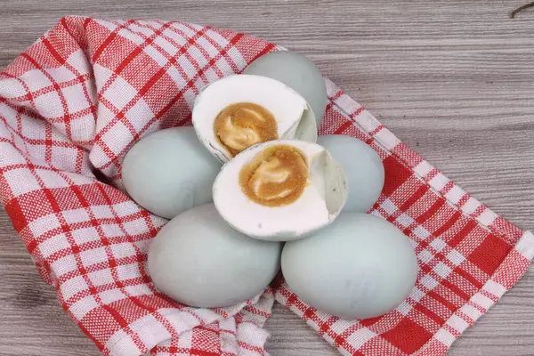 Gezouten Eieren Houten Ondergrond — Stockfoto