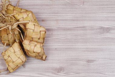 pirinç köftesi ya da ketupat masada.