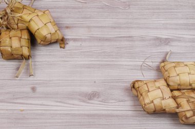 pirinç köftesi ya da ketupat masada.